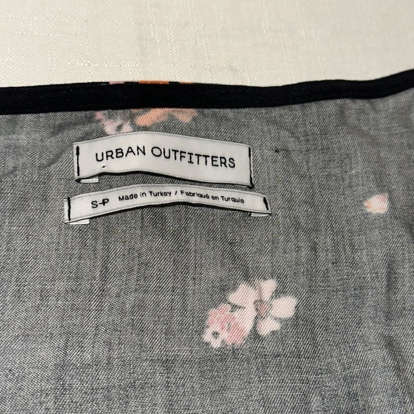 Urban Outfitted Black/peach/pink Flowers Cropped Long Sleeve Shirt Size‎ Small - Picture 2 of 6